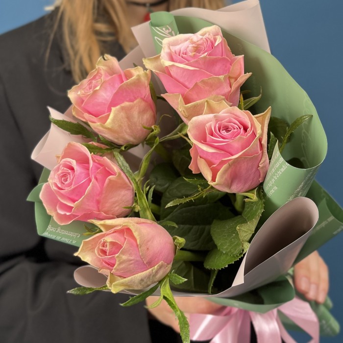 5 розовых роз Роял Атена 40 см